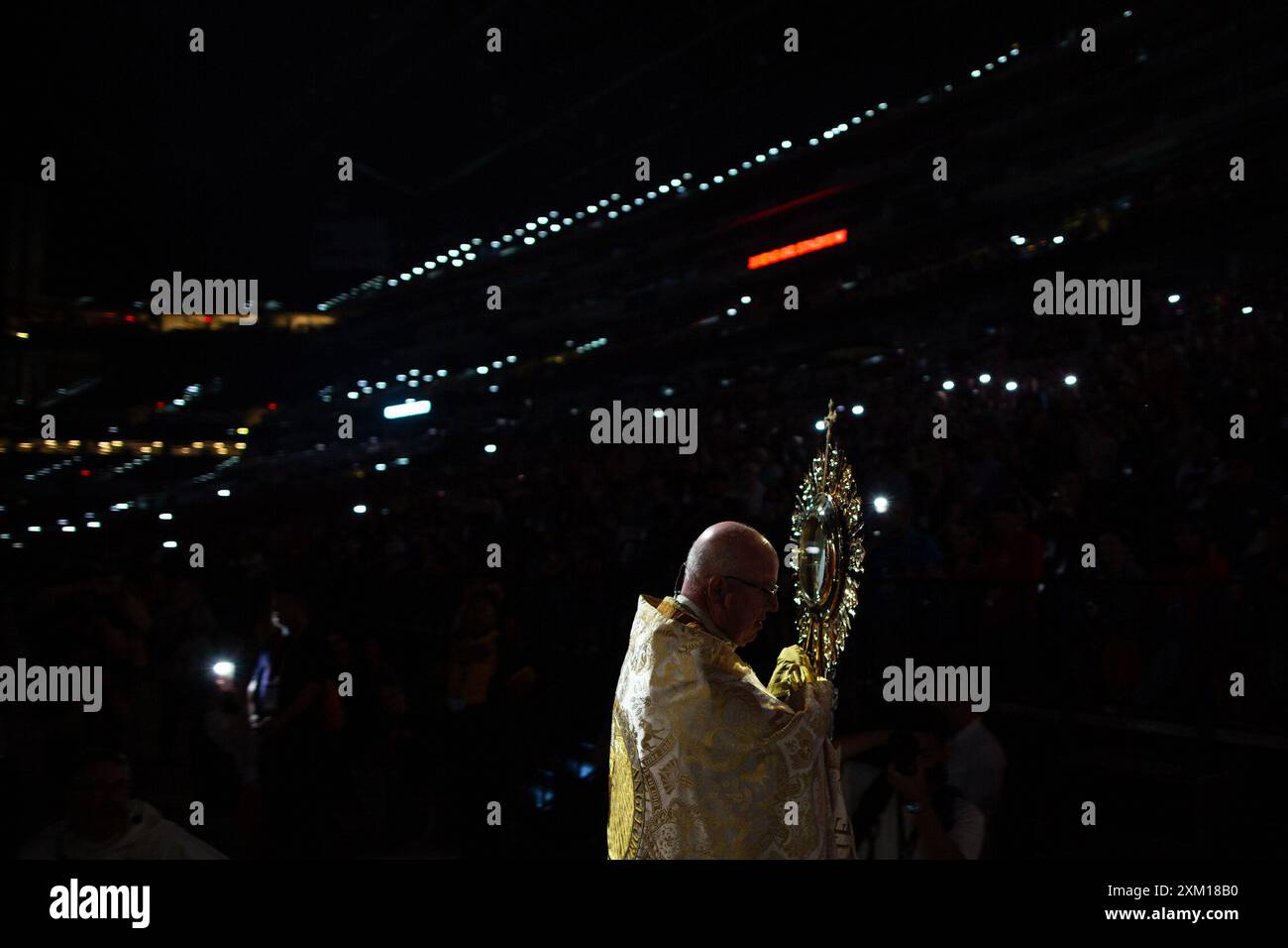 **NO LIBRI** USA, INDIANAPOLIS, 2024/7/18 . L'évêque William Byrne de Springfield, Mass. dirige l'Adoration eucharistique pendant la session du renouveau au Congrès eucharistique à Indianapolis, Indiana au Lucas Oil Stadium. Photographie de Zach Dobson/Catholic Press photo Banque D'Images