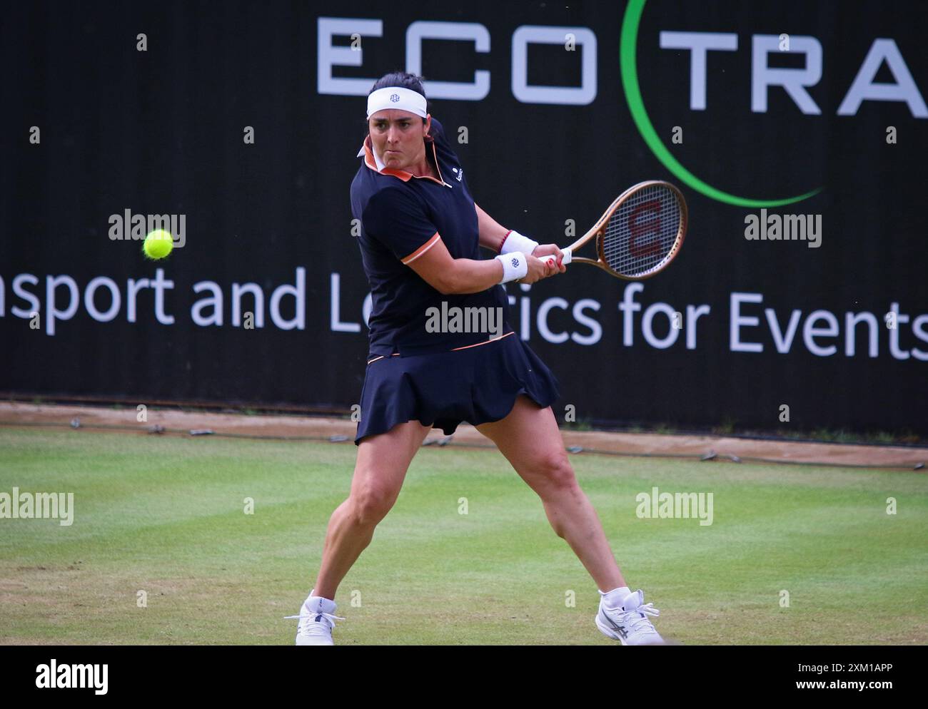 Berlin, Allemagne - 19 juin 2024 : la tunisienne ons Jabeur en action lors de son match d'Open d'Allemagne pour dames de WTA 500 ecoTRANS contre la chinoise Xinyu WANG au Rot Weiss Tennis Club à Berlin, en Allemagne Banque D'Images