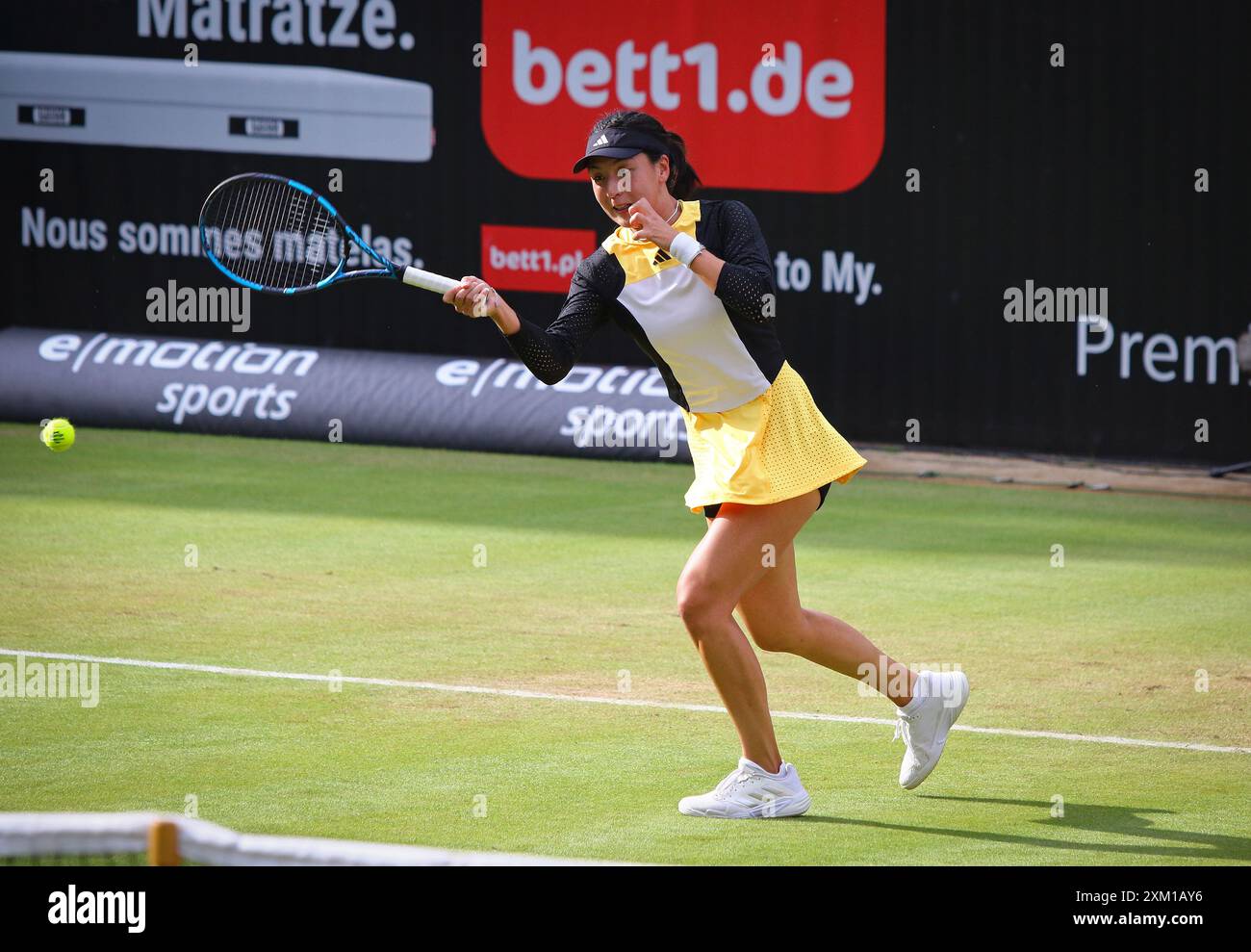 Berlin, Allemagne - 19 juin 2024 : XinYu WANG, de Chine, en action lors de son match d'Open d'Allemagne pour dames de WTA 500 ecoTRANS contre ons ons JABEUR, de Tunisie, au Rot Weiss Tennis Club à Berlin, en Allemagne Banque D'Images