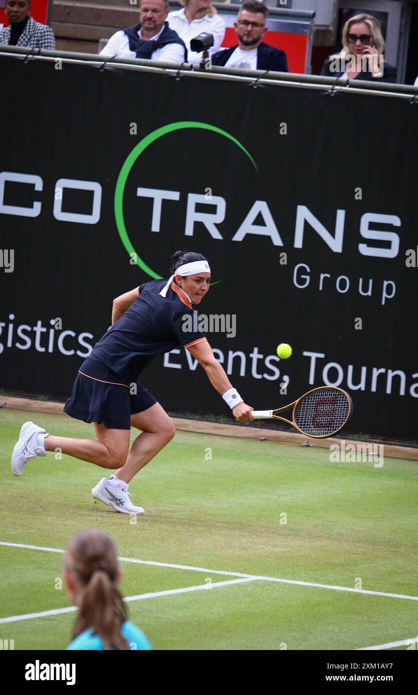 Berlin, Allemagne - 19 juin 2024 : la tunisienne ons Jabeur en action lors de son match d'Open d'Allemagne pour dames de WTA 500 ecoTRANS contre la chinoise Xinyu WANG au Rot Weiss Tennis Club à Berlin, en Allemagne Banque D'Images