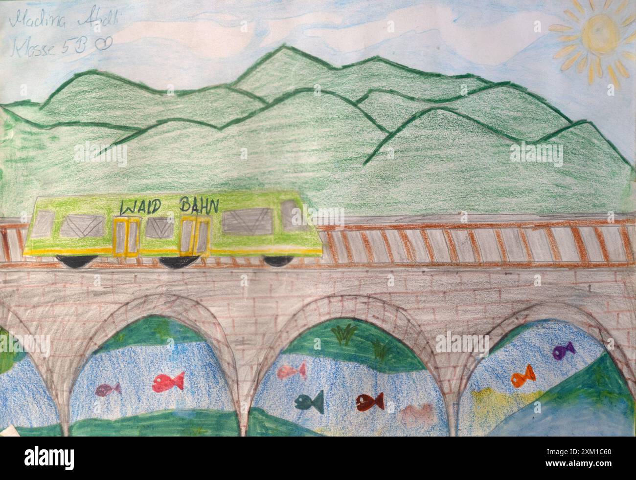 Un dessin d'enfant de la Waldbahn sur un pont avec la forêt bavaroise et la rivière Schwarzer Regen avec des poissons Banque D'Images