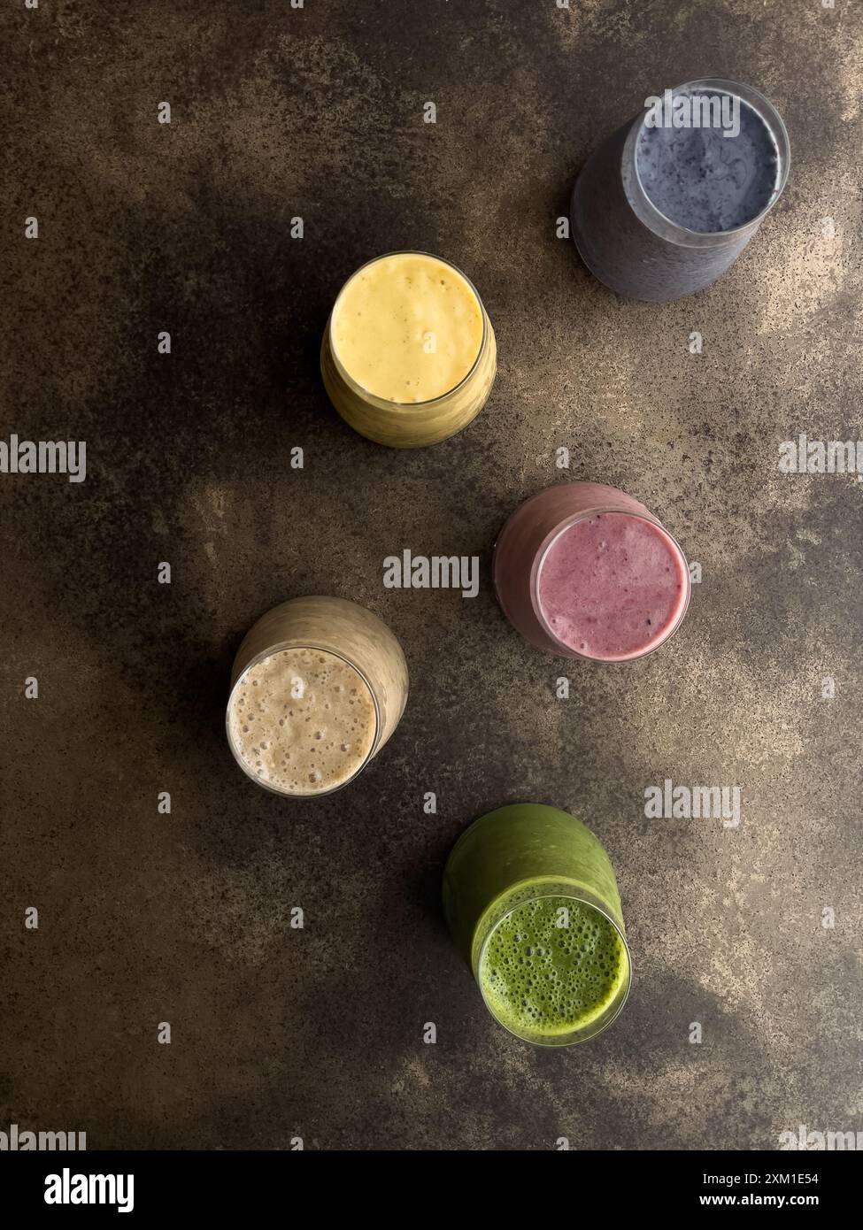 Smoothies aux fruits colorés d'été. Concept d'aliments sains, détox et diététiques Banque D'Images
