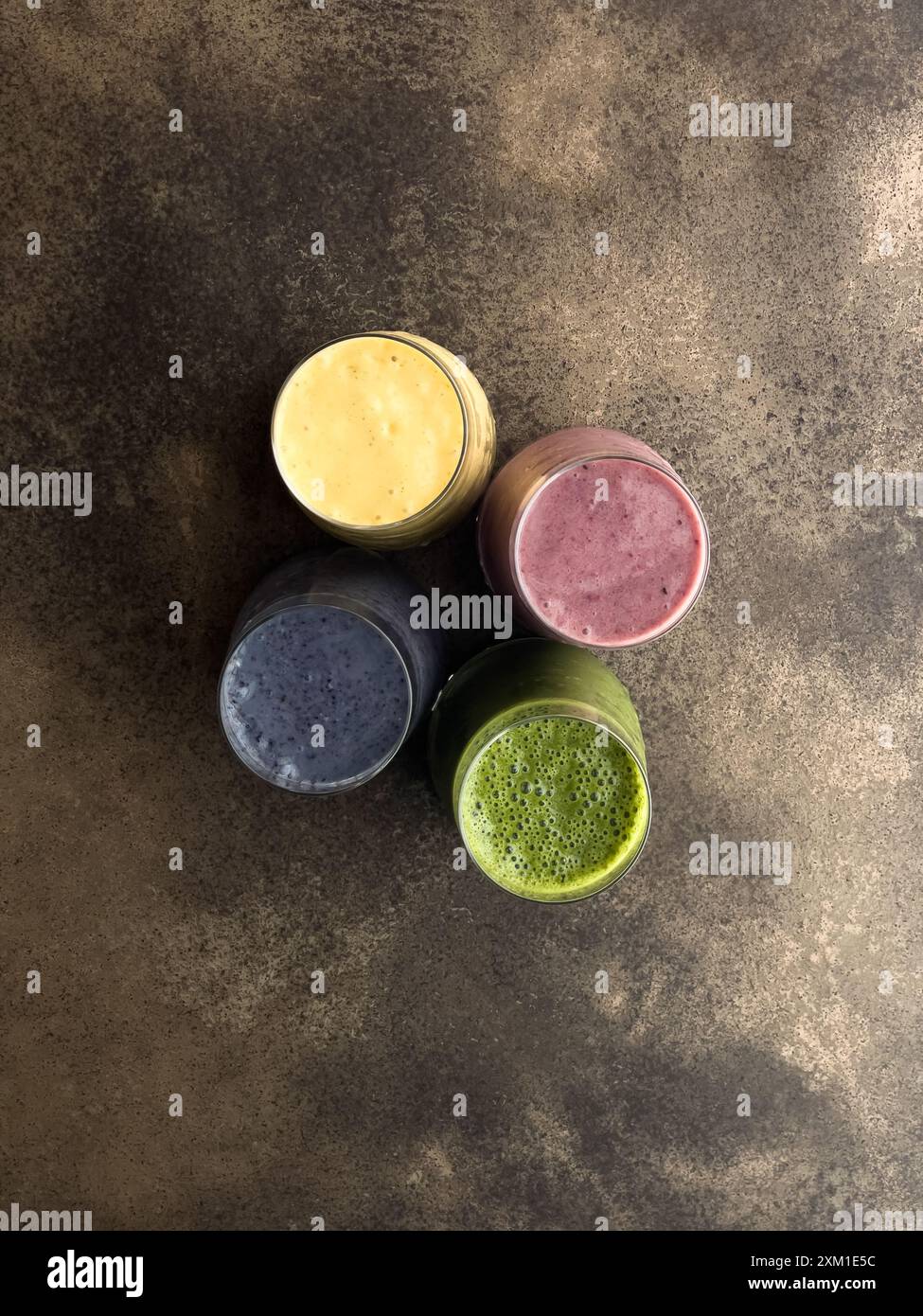 Smoothies aux fruits colorés d'été. Concept d'aliments sains, détox et diététiques Banque D'Images