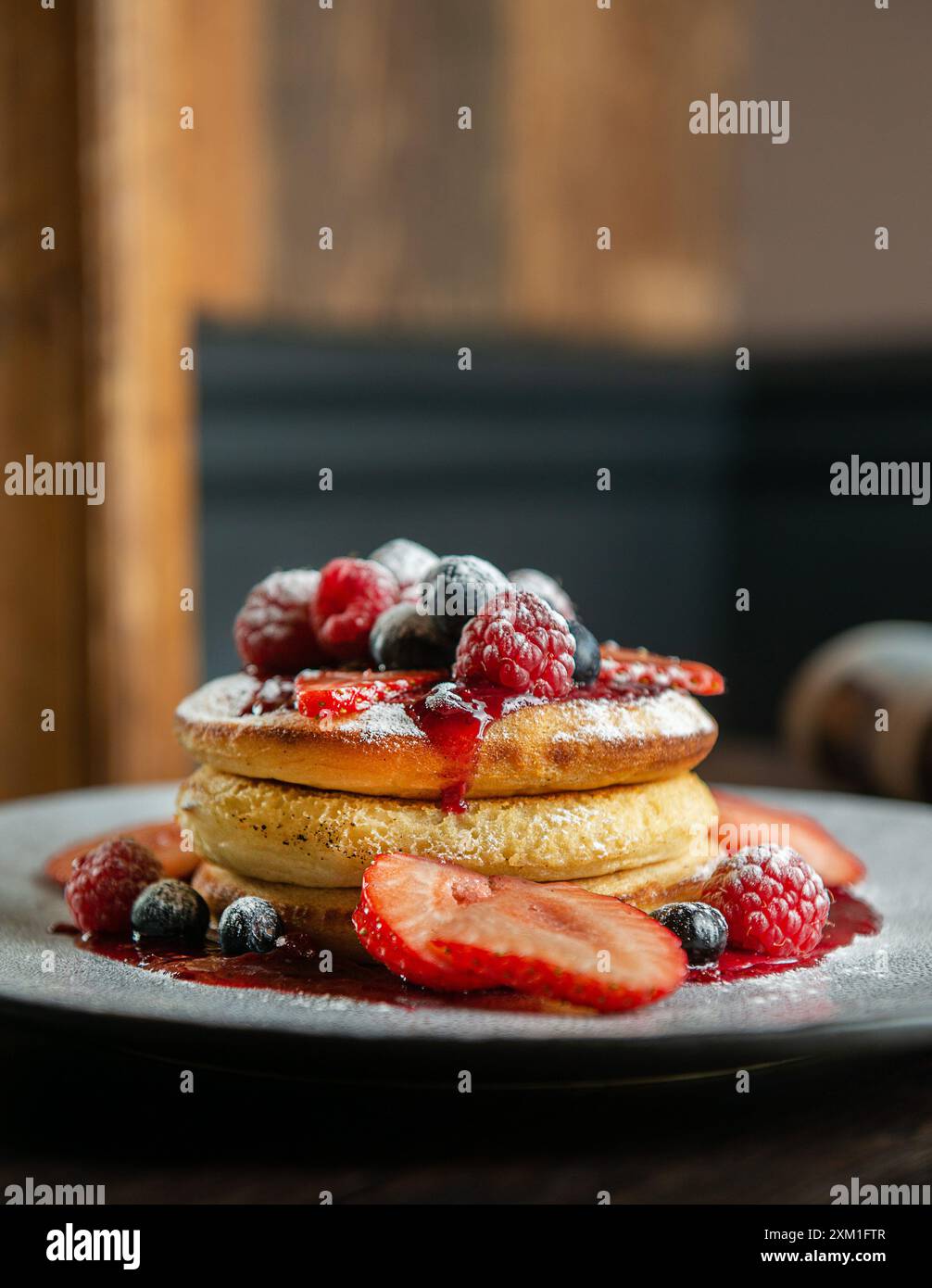 Crêpe moelleuse maison avec des fruits et de la confiture sur le dessus. Banque D'Images