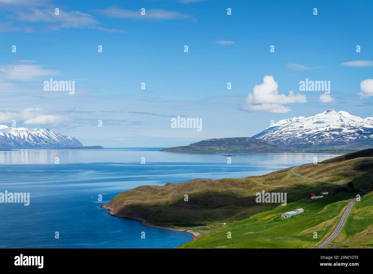 Vue sur un fjord islandais, paysage ensoleillé dans le nord de l'Islande Banque D'Images