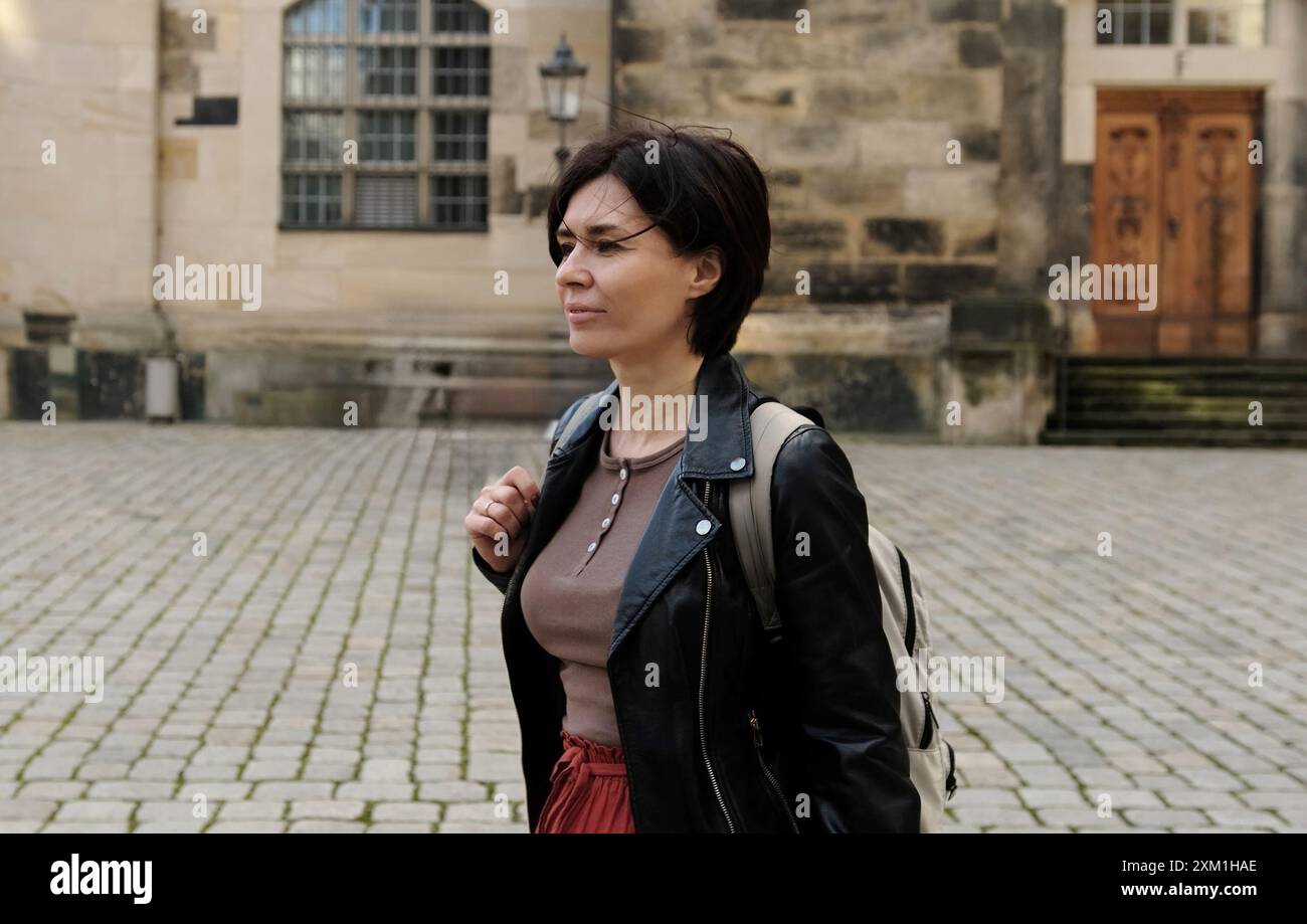 Girl Tourist, avec Backpack, explore la partie historique de la ville européenne, en admirant les monuments Banque D'Images