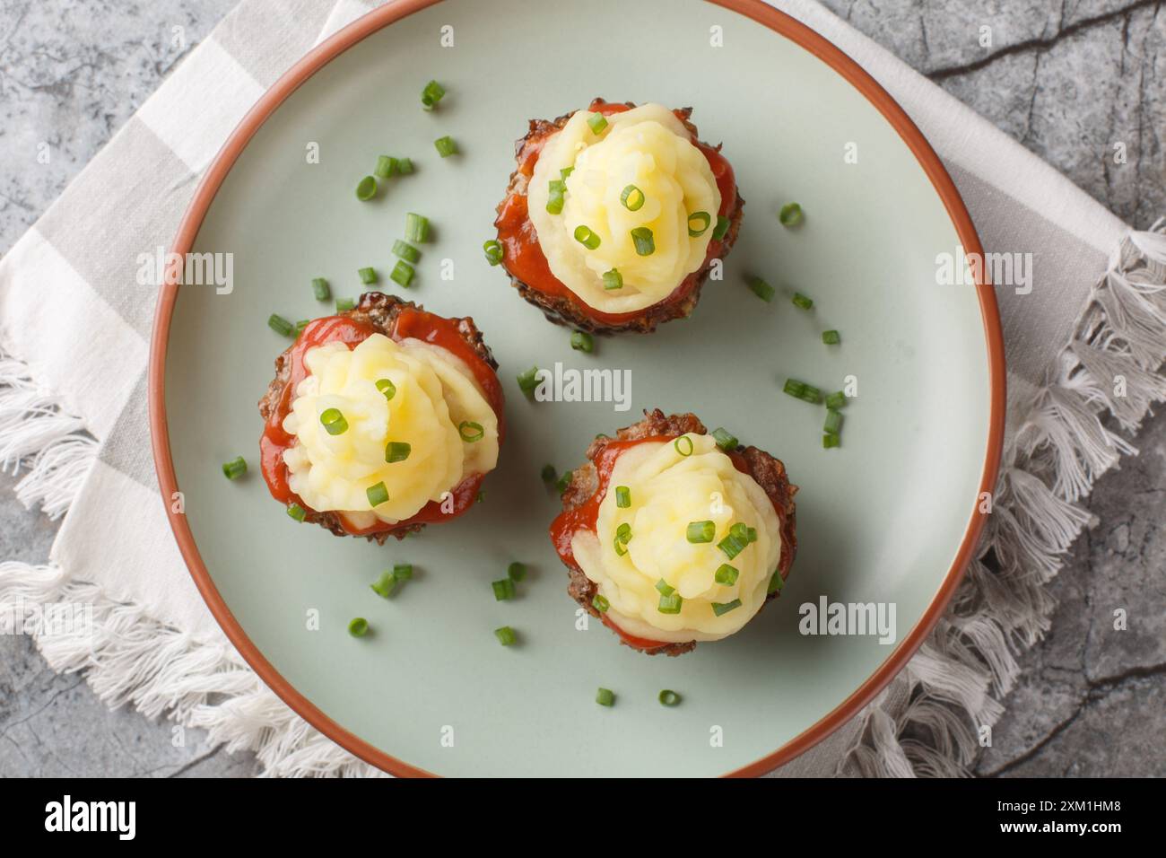 Petits gâteaux Meatball avec sauce tomate et purée de pommes de terre gros plan dans une assiette sur la table. Vue horizontale de dessus Banque D'Images