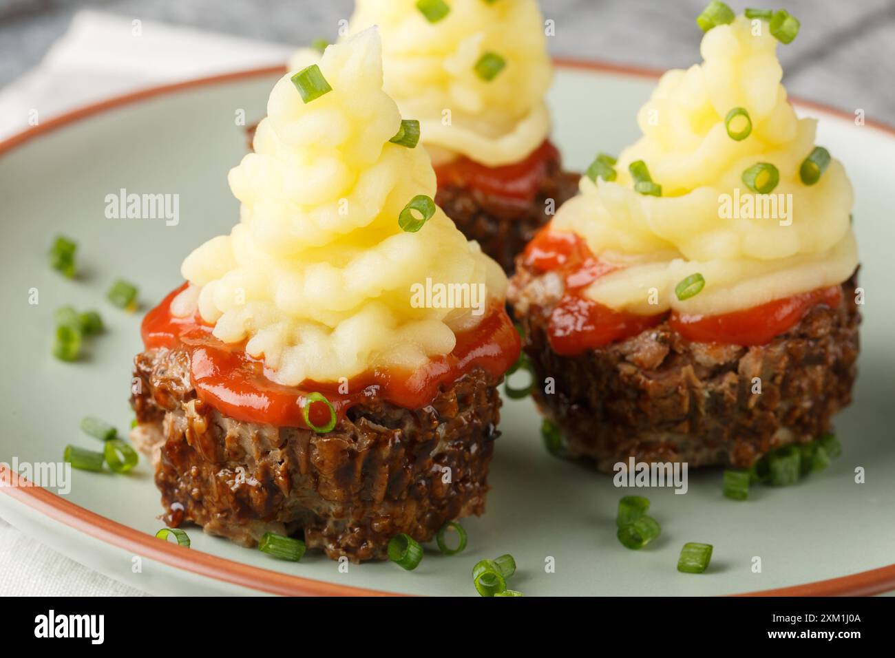Petits gâteaux Meatball avec sauce tomate et purée de pommes de terre gros plan dans une assiette sur la table. Horizontal Banque D'Images