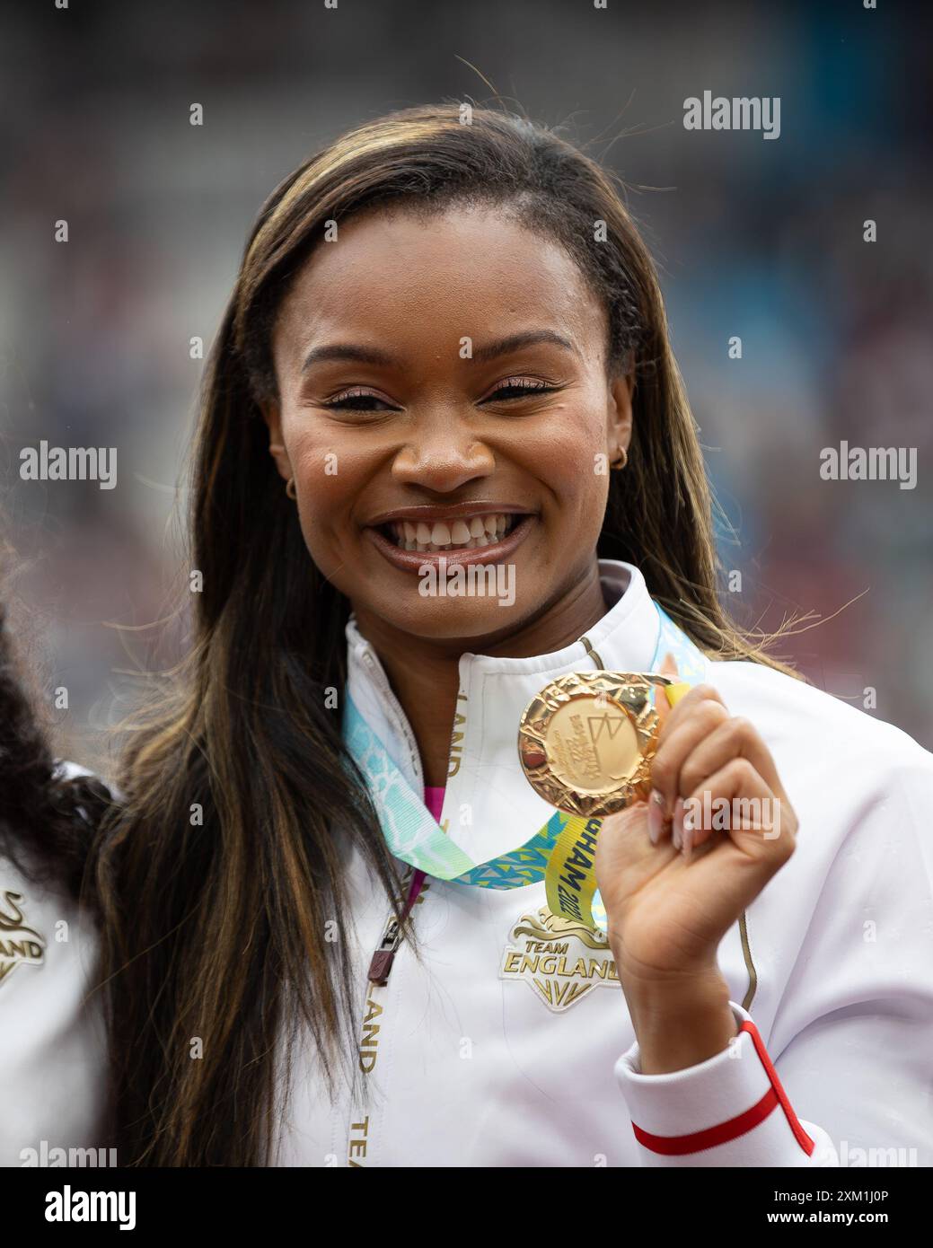 Imani-Lara Lansiquot, membre de l’équipe féminine de relais 4x100m des Jeux du Commonwealth 2022 Angleterre, reçoit une médaille d’or après un test de dopage positif de l’orig Banque D'Images