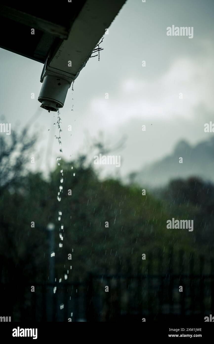 Pluie sortant des drains de toit, Boquete, Province de Chiriquí, Panama Banque D'Images