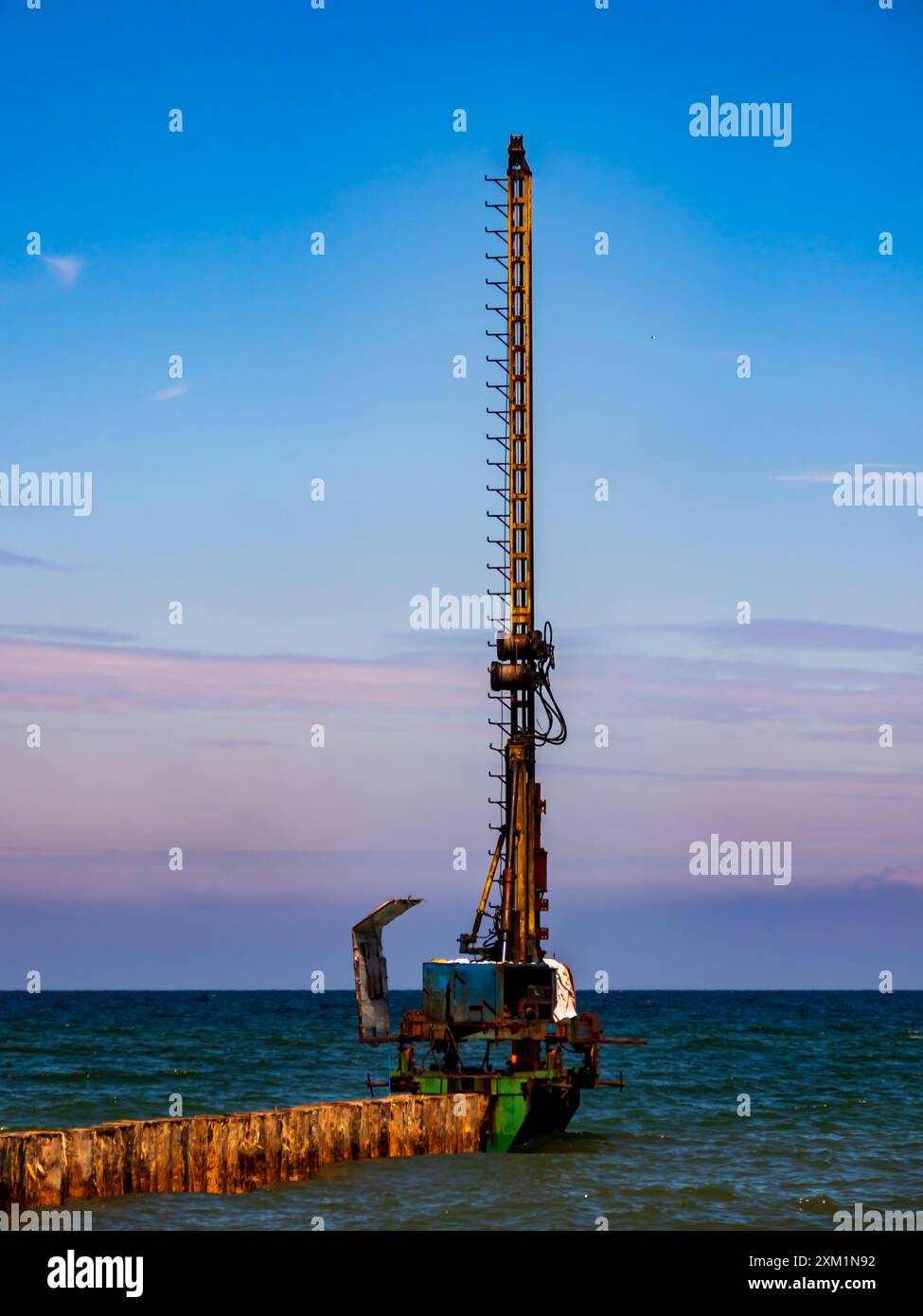 Mielno, Pologne - juin 2022 : machine pour enfoncer des piles dans le fond marin pour de nouveaux brise-lames sur la plage de Mielno. Mer Baltique. Europe Banque D'Images