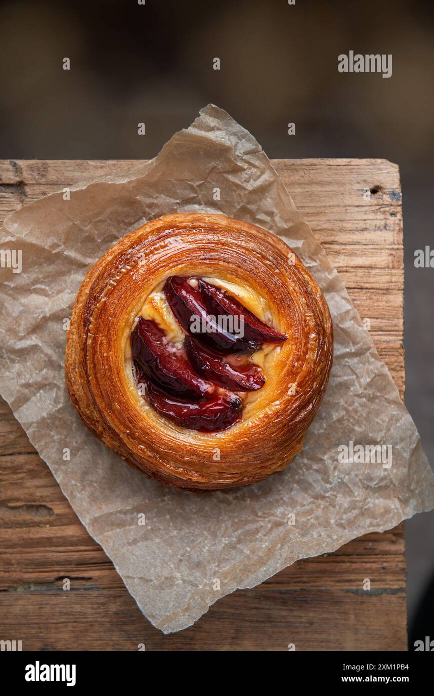 Dessert pâtisserie danoise feuilletée, avec fruits et crème sur le dessus. Banque D'Images