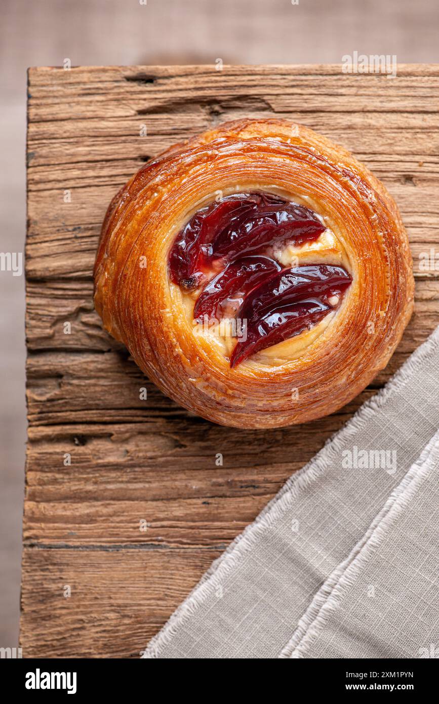 Dessert pâtisserie danoise feuilletée, avec fruits et crème sur le dessus. Banque D'Images