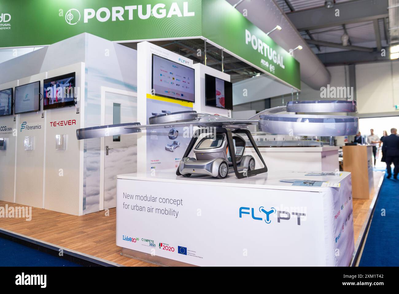 Stand FlyPt au salon aéronautique international de Farnborough, Royaume-Uni. Voler. PT Display model d'un concept modulaire pour la mobilité aérienne urbaine, une voiture volante Banque D'Images