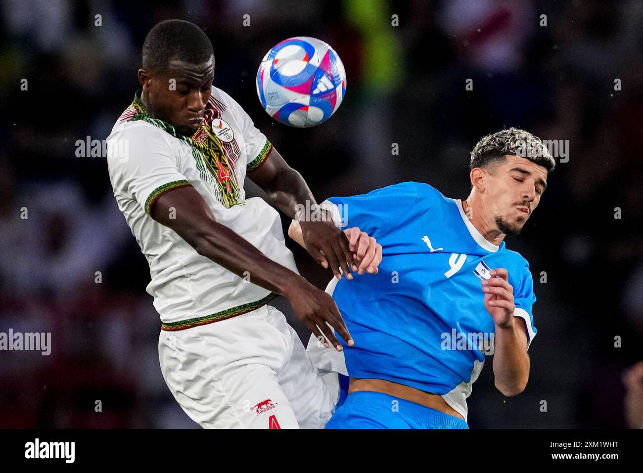 Paris, France. 24 juillet 2024. PARIS, FRANCE - 24 JUILLET : Mamadou Tounkara du Mali et Dor Turgeman d'Israël s'affrontent pour le ballon de tête lors du match Football masculin - Jeux Olympiques Paris 2024 entre le Mali et Israël au Parc des Princes le 24 juillet 2024 à Paris, France. (Photo de René Nijhuis/Agence BSR) crédit : Agence BSR/Alamy Live News Banque D'Images