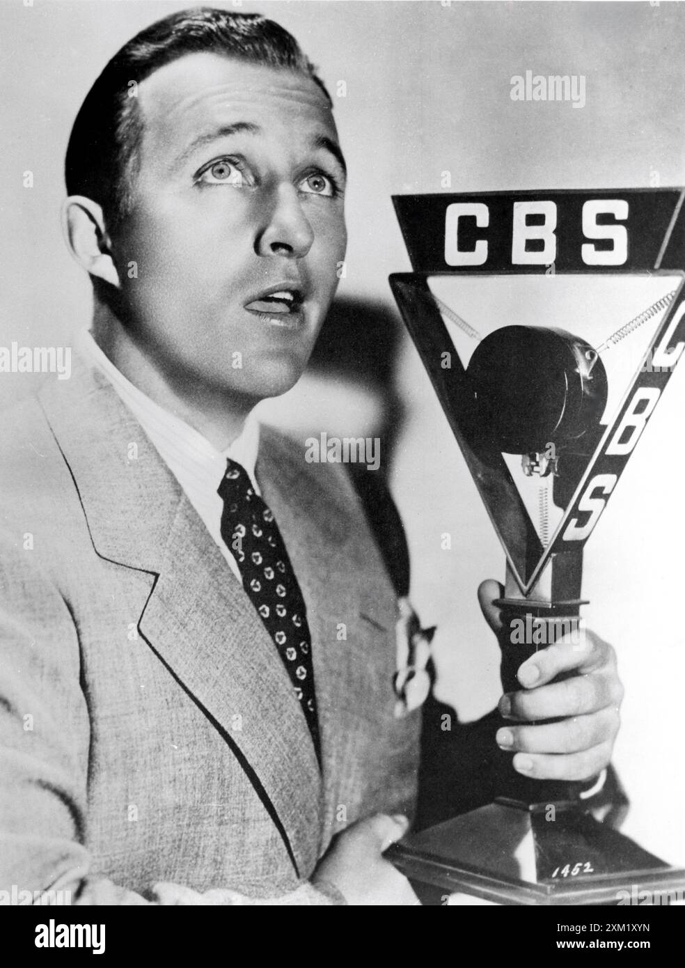Portrait de BING CROSBY avec microphone sur CBS Radio vers 1933 publicité pour Columbia Broadcasting System Banque D'Images