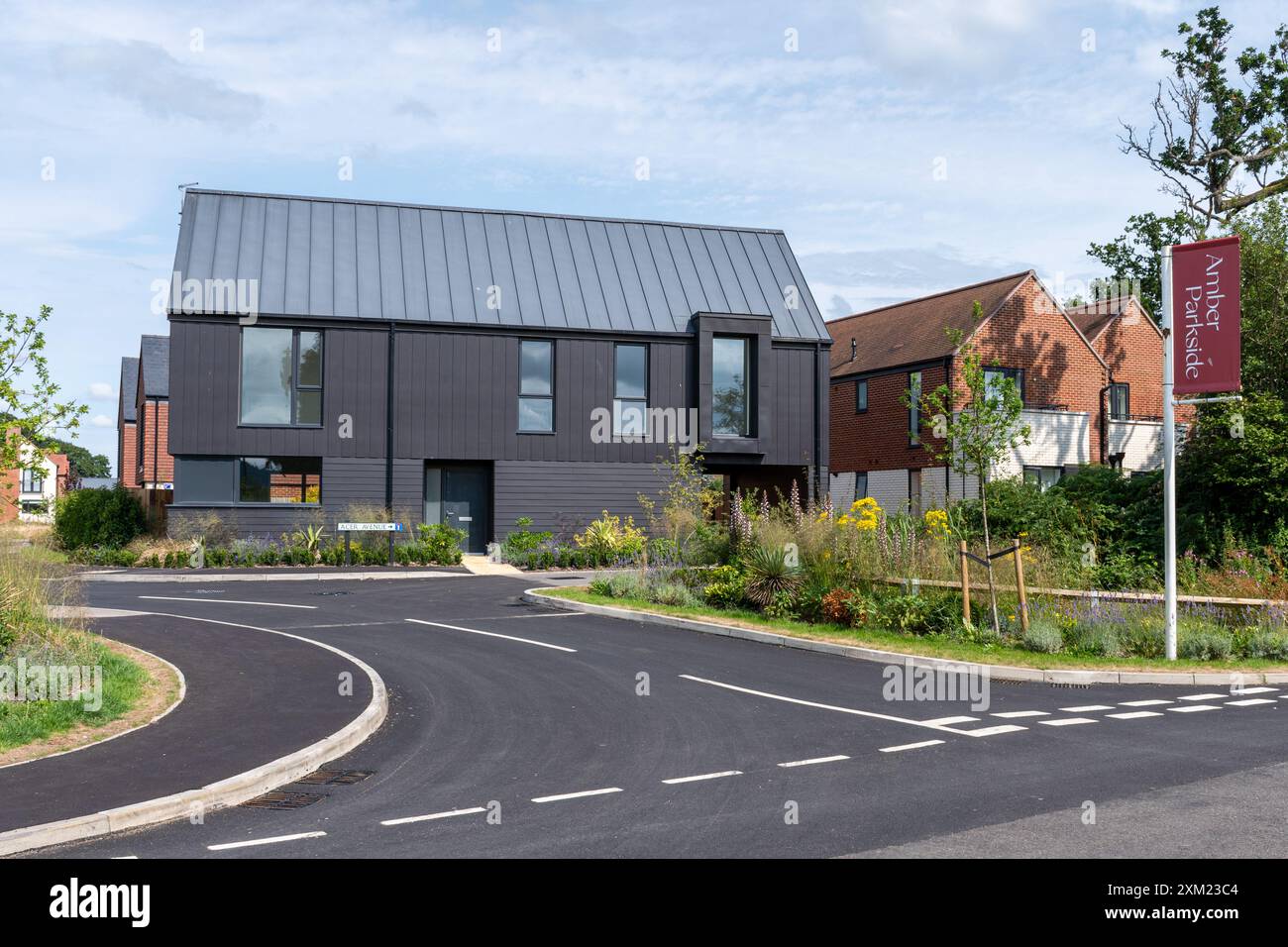 Amber Parkside, nouveau développement de logements à côté de Knowle Park sur le bord de Cranleigh, Surrey, Angleterre, Royaume-Uni. Maisons neuves maisons propriétés propriétés résidentielles Banque D'Images