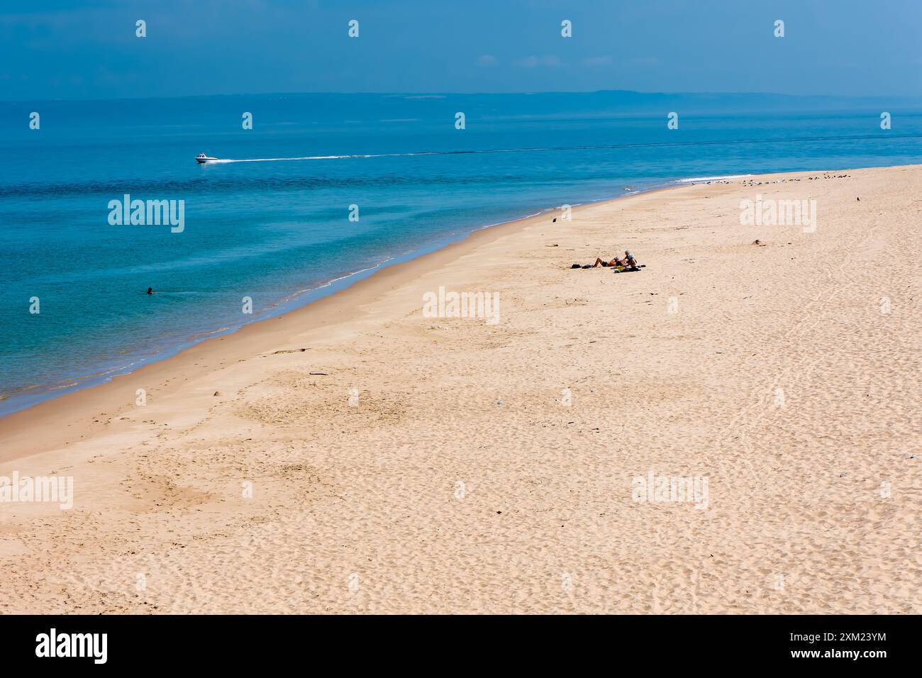 Touristes sur la grande plage de sable de Priory Bay sur l'île de Caldey au large de la côte de Tenby, pays de Galles Banque D'Images