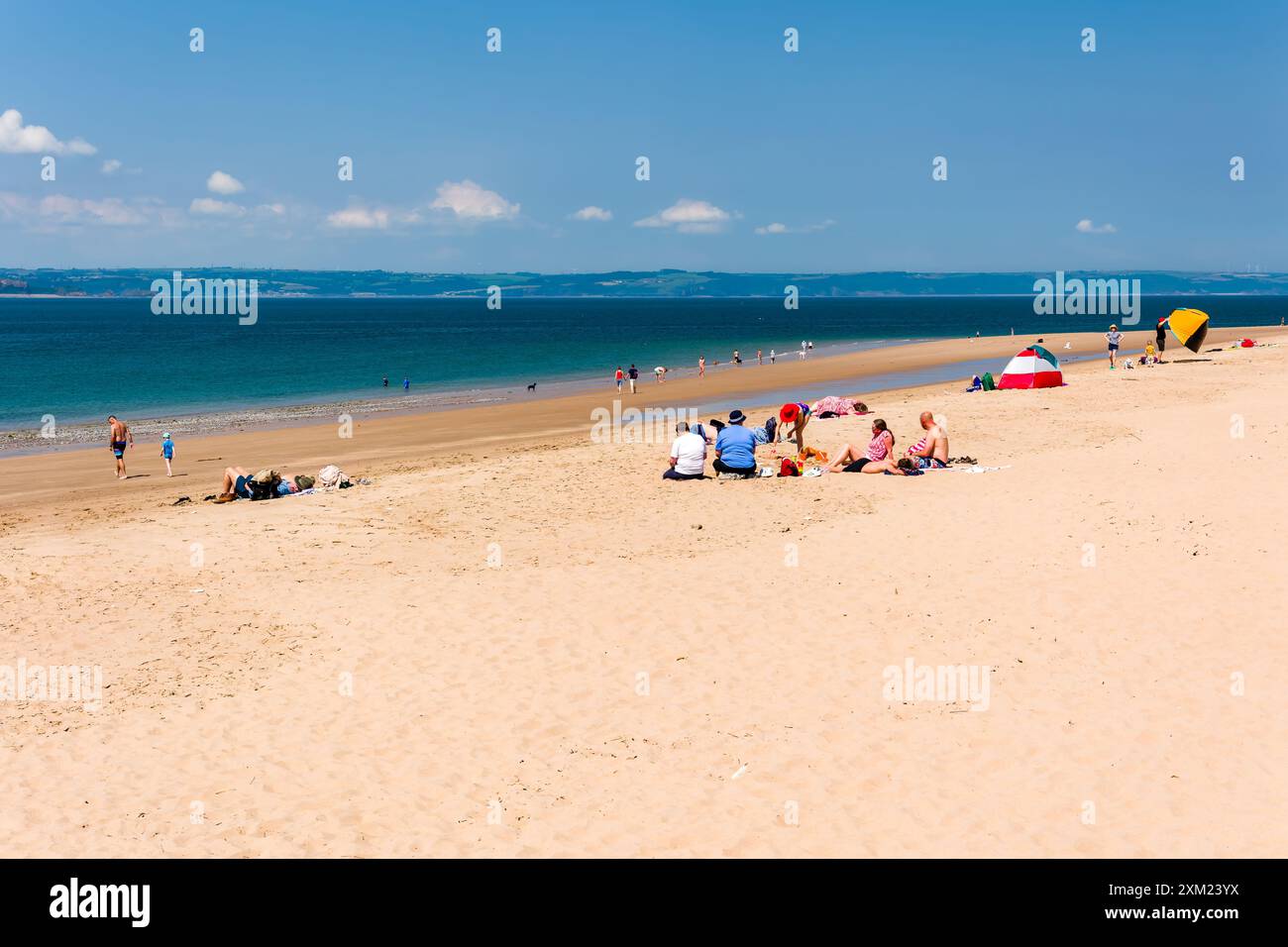 Touristes sur la grande plage de sable de Priory Bay sur l'île de Caldey au large de la côte de Tenby, pays de Galles Banque D'Images