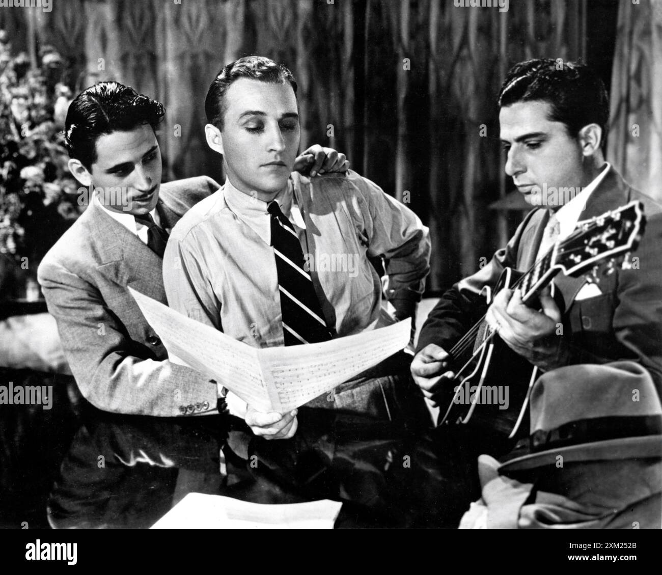 Le pianiste / arrangeur LENNIE HAYTON BING CROSBY et le guitariste EDDIE LANG sur le plateau répétant ouvertement la chanson 'Please' pendant le tournage de LA GRANDE ÉMISSION DE 1932 le réalisateur FRANK TUTTLE Paramount Pictures Banque D'Images