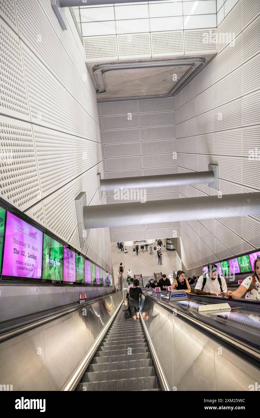 Londres, Royaume-Uni. Escaliers mécaniques dans la station de métro Tottenham court Road sur la ligne Elizabeth Banque D'Images