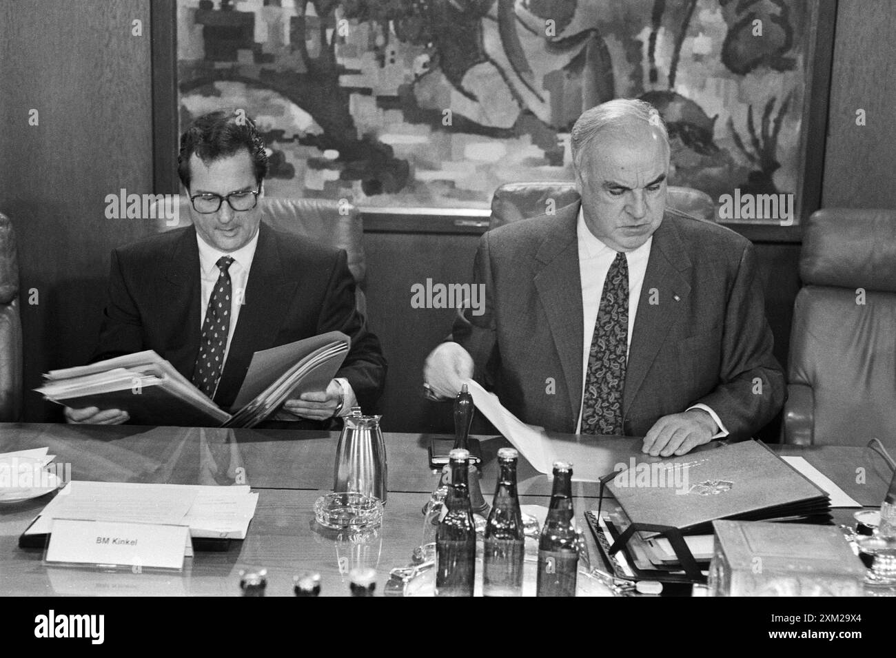 Deutschland, Bonn, 02.02.1994 Archiv. : 46-01-30 Kabinettsitzung Foto : Bundeskanzler Helmut Kohl und Klaus Kinkel, Bundesaußenminister Kabinettsitzung *** Allemagne, Bonn, 02 02 1994 Archive 46 01 30 Réunion du Cabinet photo le Chancelier fédéral Helmut Kohl et Klaus Kinkel, Ministre fédéral des Affaires étrangères Réunion du Cabinet Banque D'Images