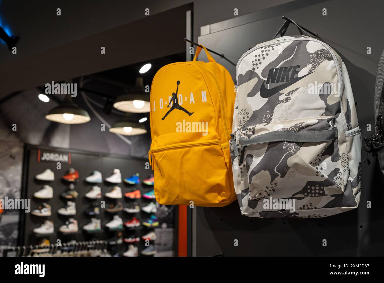 Les sacs à dos Nike sports sont vendus dans la boutique de la marque. Minsk, Biélorussie - 24 juillet 2024 Banque D'Images