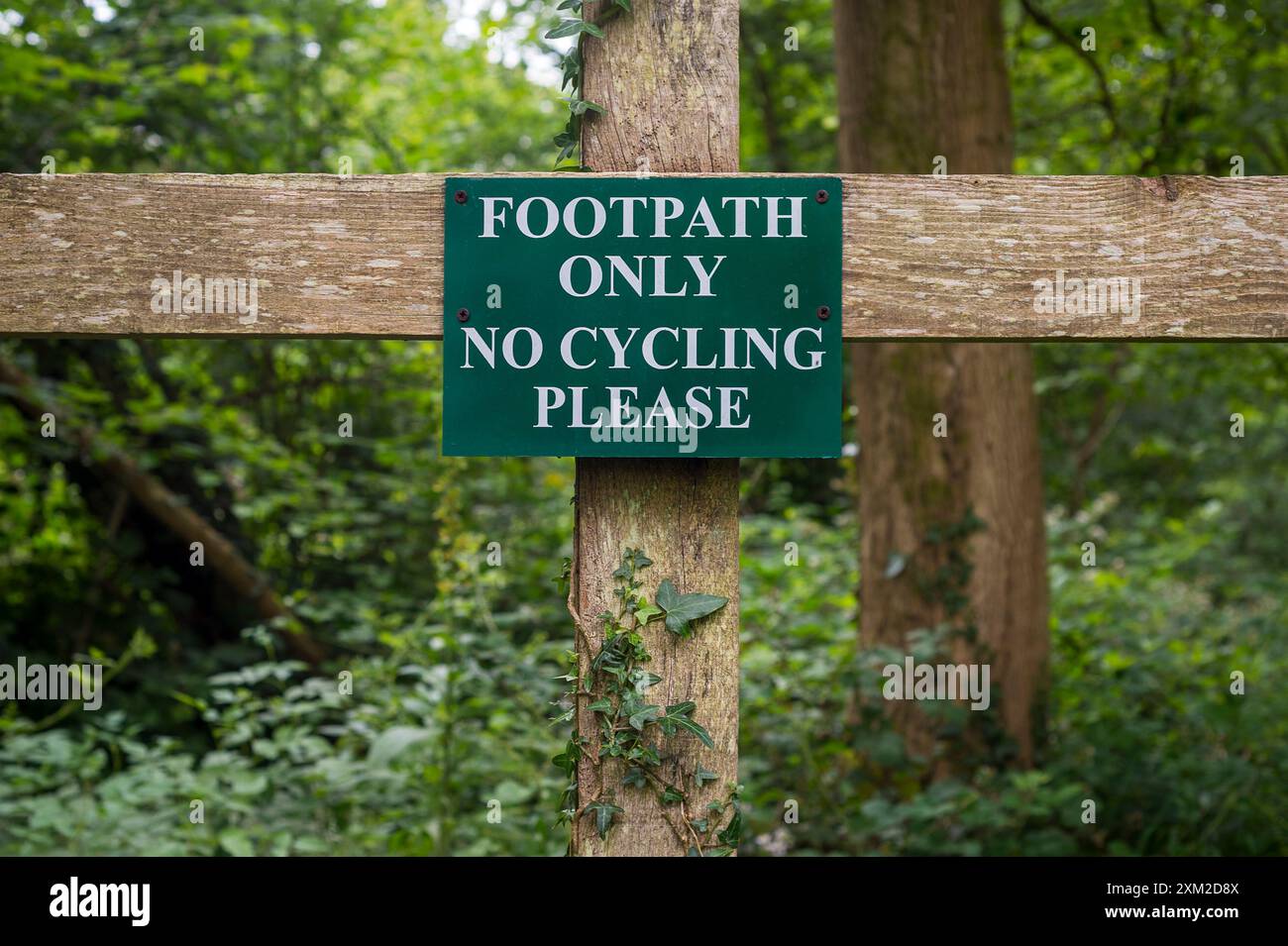 Sentier de randonnée seulement, pas de vélo s'il vous plaît signer sur une clôture en bois dans la campagne Banque D'Images