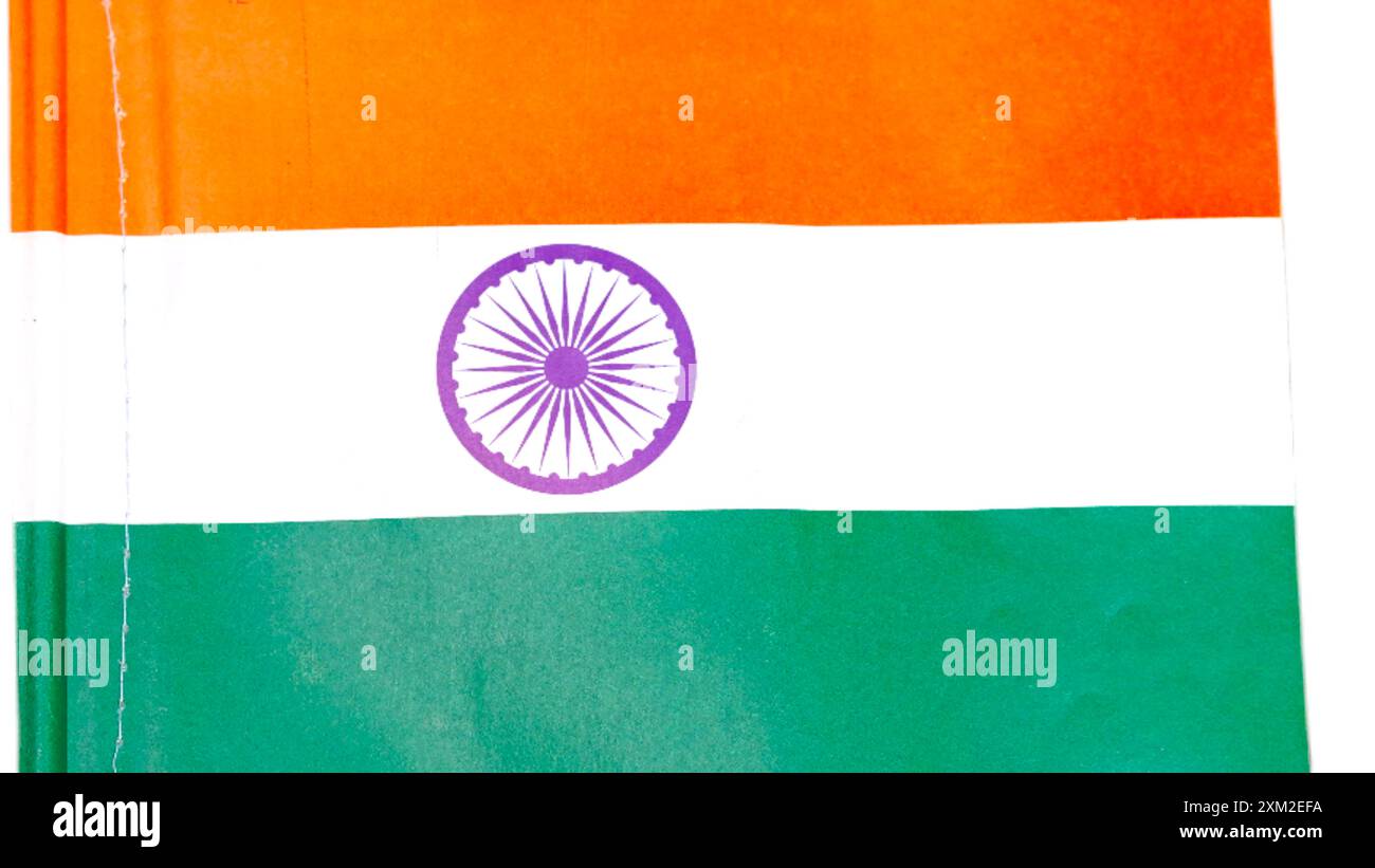 Drapeau indien le jour de l'indépendance et le jour de la République de l'Inde, tir incliné vers le haut, agitant le drapeau indien, Har Ghar Tiranga Banque D'Images