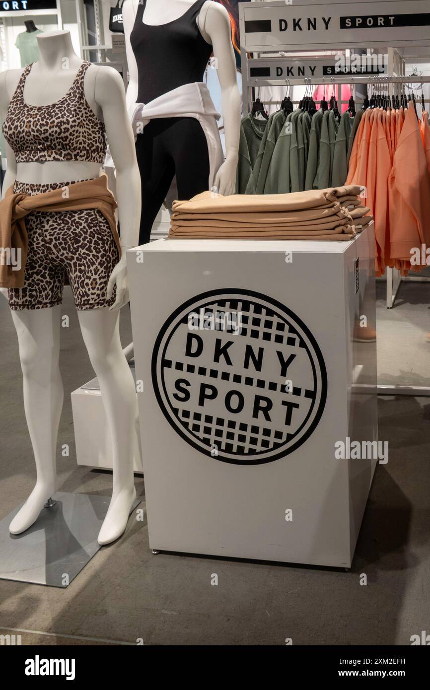 Vêtements de sport pour femmes exposés dans le grand magasin phare de Macy's à Herald Square, New York City, États-Unis 2024 Banque D'Images