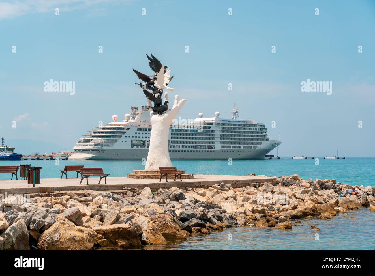 Aydin Kusadasi, Turquie - 4 juillet 2024 : sculpture de la main de la paix et bateau de croisière derrière elle à Kusadasi Aydin Banque D'Images