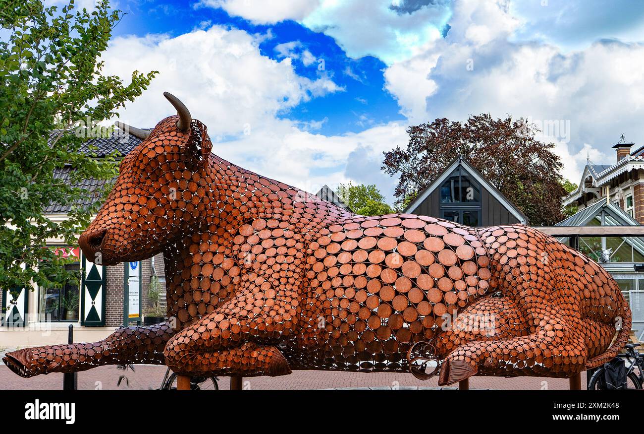 Statue de vache au repos par le sculpteur Jantien Mook Banque D'Images