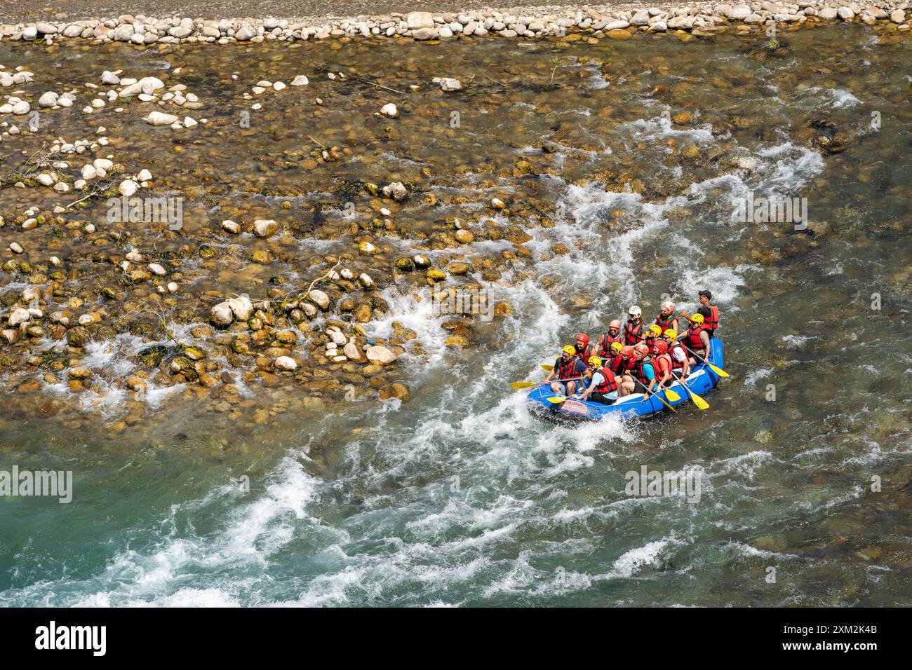 Antalya, Turquie - 27 juin 2024 : rafting sur un grand bateau de rafting sur la rivière dans le canyon Antalya Koprulu. Banque D'Images