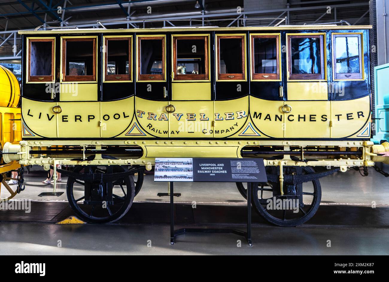 Réplique des années 1930 d'un wagon de voyageurs jaune Liverpool et Manchester 1834 au National Railway Museum, York Banque D'Images