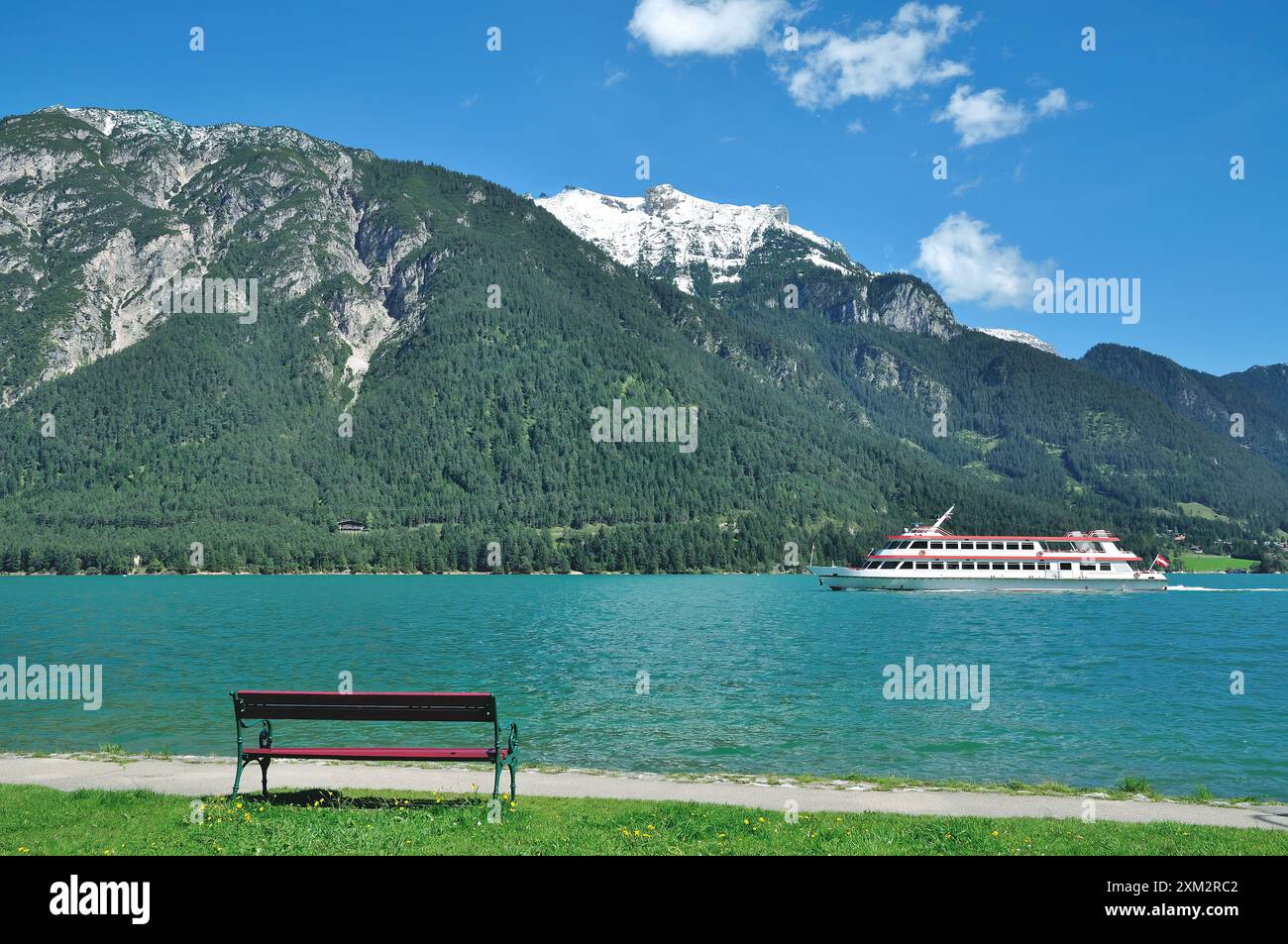 Vue de Pertisau au bateau touristique au lac Achensee dans le Tyrol, Autriche Banque D'Images