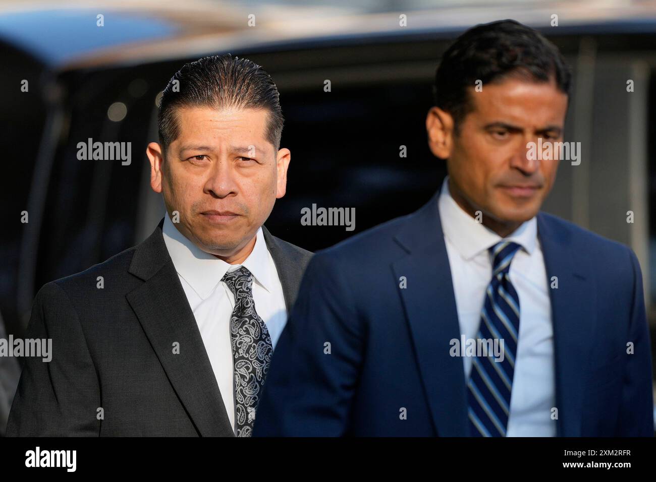 Former Uvalde Consolidated Independent School District police officer Adrian Gonzales, left, arrives at the Uvalde County Courthouse for a court appearance, Thursday, July 25, 2024, in Uvalde, Texas. (AP Photo/Eric Gay) Banque D'Images