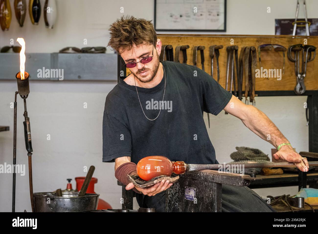 Sacha Delabre, souffleur de verre artiste travaillant actuellement au pays de Galles, Royaume-Uni Banque D'Images