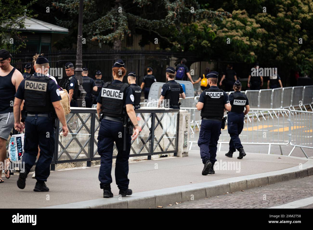 Paris, France. 23 juillet 2024. Une escouade de police patrouille dans les rues près de la cathédrale notre-Dame, dans le périmètre de sécurité pour l'ouverture des Jeux Olympiques de Paris. A quelques jours de l’inauguration inédite des Jeux Olympiques de Paris, qui se dérouleront sur 6 kilomètres de Seine, la ville lumière se métamorphose. Des garde-corps ont été installés autour du périmètre très restreint de la zone où aura lieu la cérémonie d’ouverture, de sorte que vous pouvez voir des rues complètement vides, ainsi que des terrasses de cafés et de restaurants. Crédit : SOPA images Limited/Alamy Live News Banque D'Images