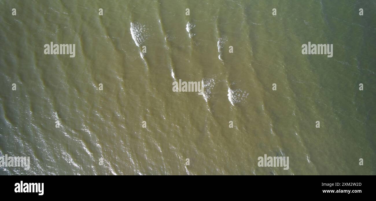 Vagues avec drone aérien en mousse blanche vue de dessus Banque D'Images