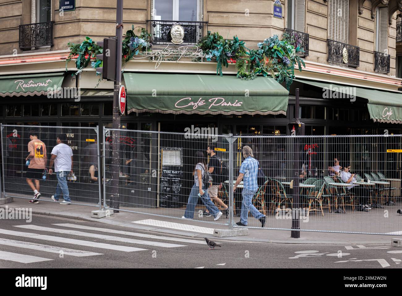 Des barrières séparent les piétons de la zone de sécurité imposée par la préfecture de police avant l’ouverture des Jeux Olympiques de Paris. A quelques jours de l’inauguration inédite des Jeux Olympiques de Paris, qui se dérouleront sur 6 kilomètres de Seine, la ville lumière se métamorphose. Des garde-corps ont été installés autour du périmètre très restreint de la zone où aura lieu la cérémonie d’ouverture, de sorte que vous pouvez voir des rues complètement vides, ainsi que des terrasses de cafés et de restaurants. (Photo Telmo Pinto/SOPA images/SIPA USA) Banque D'Images