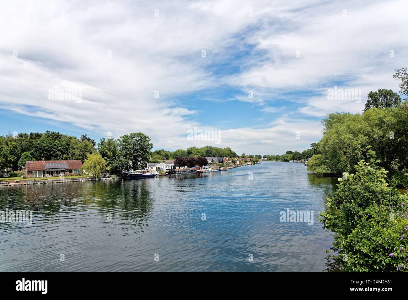 Point de vue élevé sur la Tamise entre Shepperton et Walton lors d'une journée ensoleillée d'été Surrey Angleterre Royaume-Uni Banque D'Images