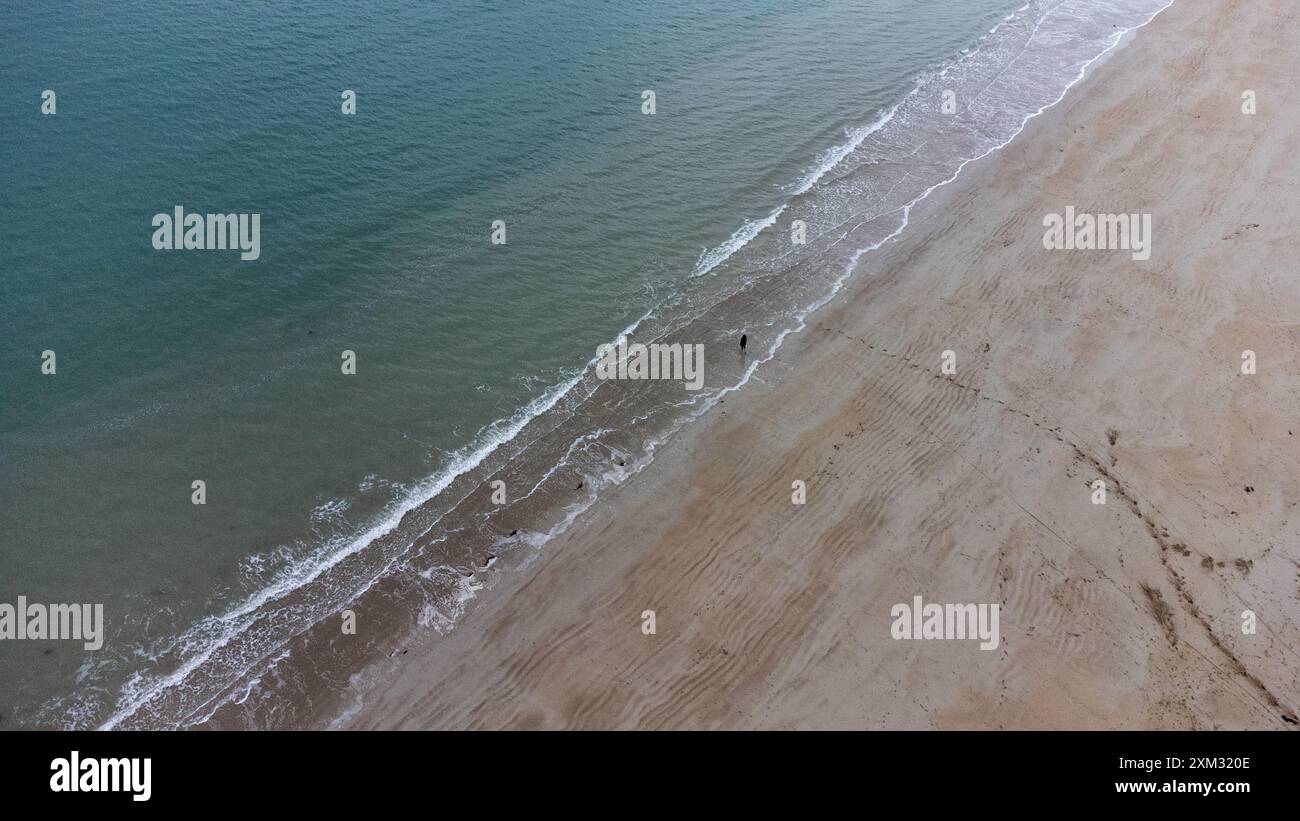 Photo aérienne de la plage de Pen Guen sur la Manche à la fin de l'automne à Saint-Cast le Guildo dans le département des armures côtes-d en Bretagne en France Banque D'Images