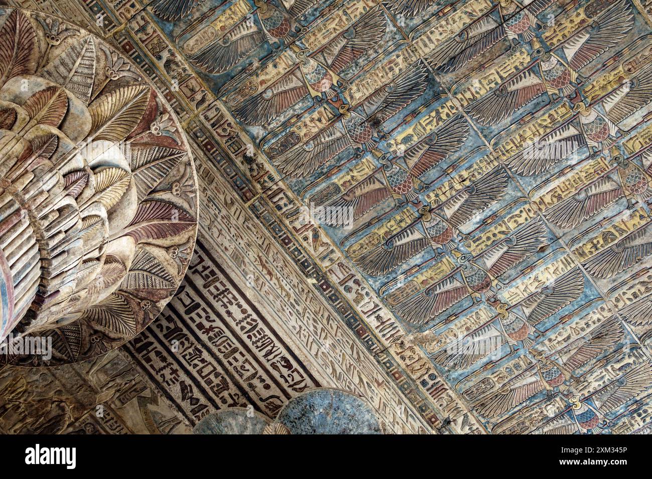 Colonnes de la salle hypostyle au Temple de Khnoum à Esna, Egypte Banque D'Images