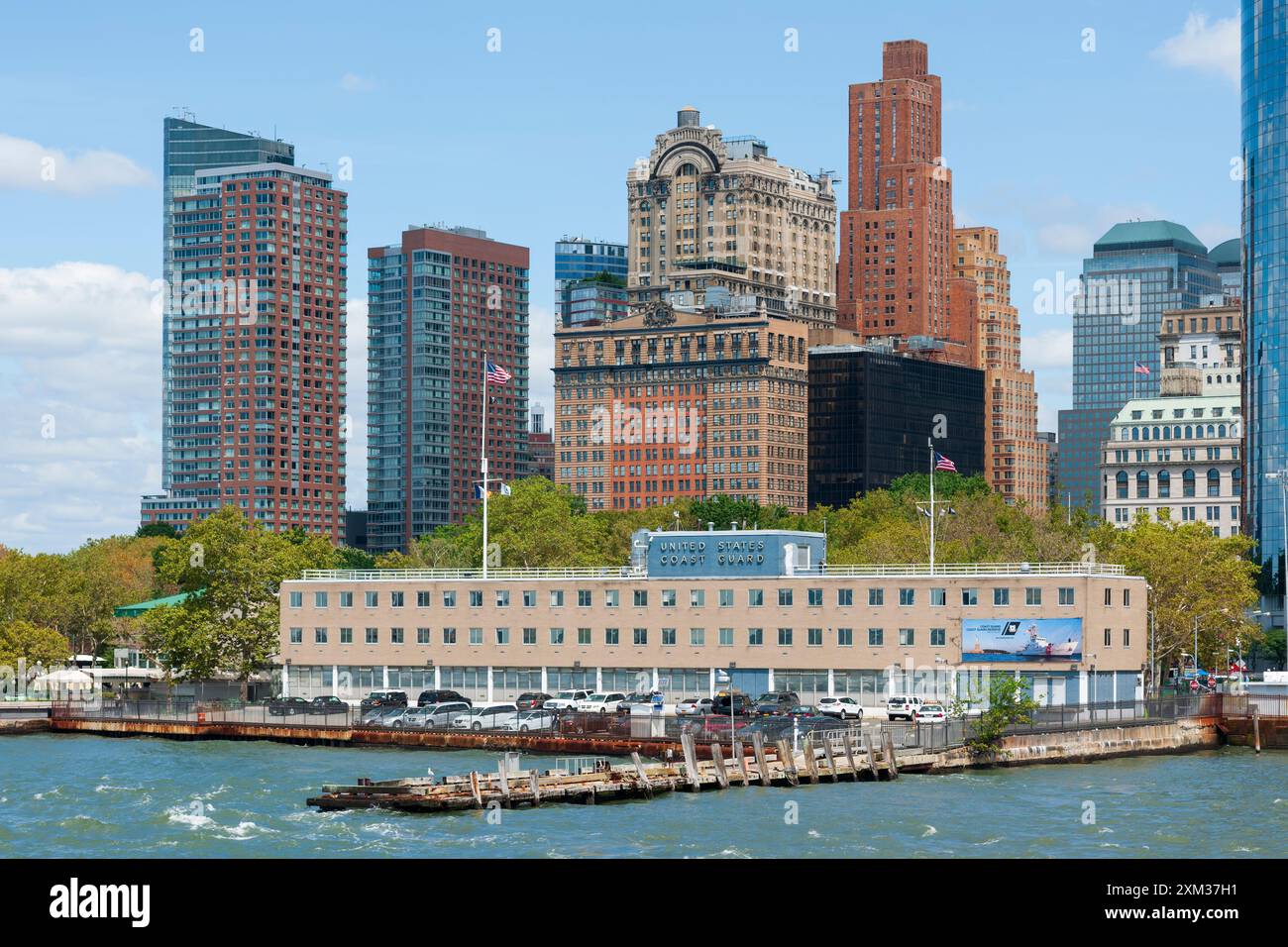 New York, États-Unis - le bâtiment de la Garde côtière des États-Unis sur le front du port de New York, éclipsé par les immeubles de grande hauteur de New York. Banque D'Images