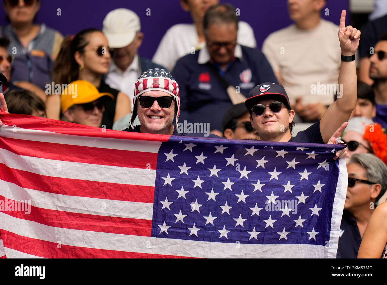 Paris, France. 25 juillet 2024. Les supporters de rugby de l'équipe des États-Unis brandissent le drapeau américain lors de leur match de rugby à sept du Pool C masculin contre l'Uruguay au stade de France lors des Jeux Olympiques de Paris 2024 à Paris, France jeudi 25 juillet 2024. Photo de Paul Hanna/UPI crédit : UPI/Alamy Live News Banque D'Images