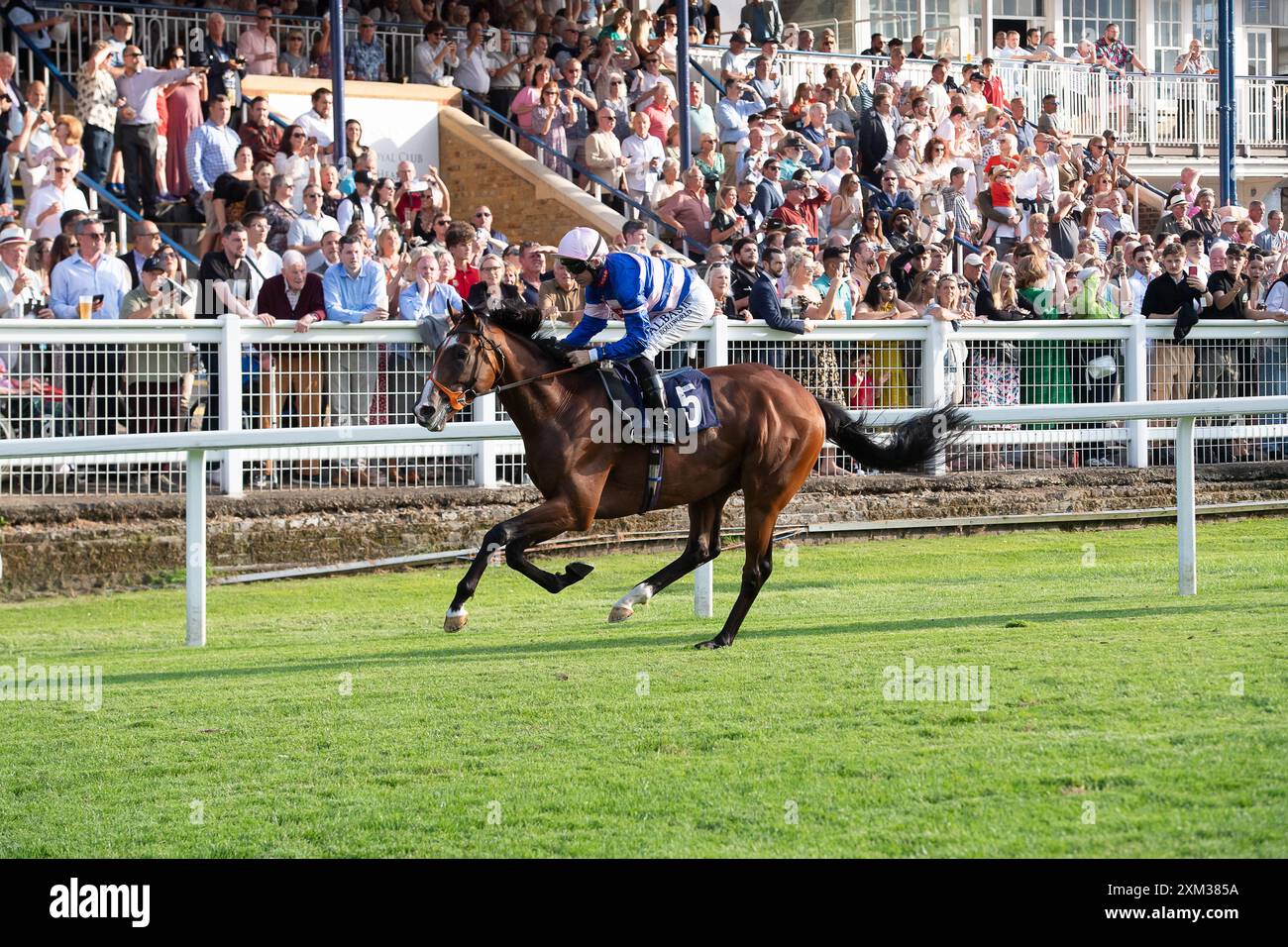 Windsor, Berkshire, Royaume-Uni. 22 juillet 2024. Horse Houstonn monté par le jockey Pat Dobbs remporte le Download the Racing App 43 Now Maiden Stakes (Class 5) (Div II) (GBB Race) au Royal Windsor Racecourse à Windsor, Berkshire. Propriétaire Mme Johnny de la Hey, entraîneur Richard Hannon, Marlborough, éleveur Sun Kingdom Pty Ltd, commanditaire Tote. Crédit : Maureen McLean/Alamy Banque D'Images