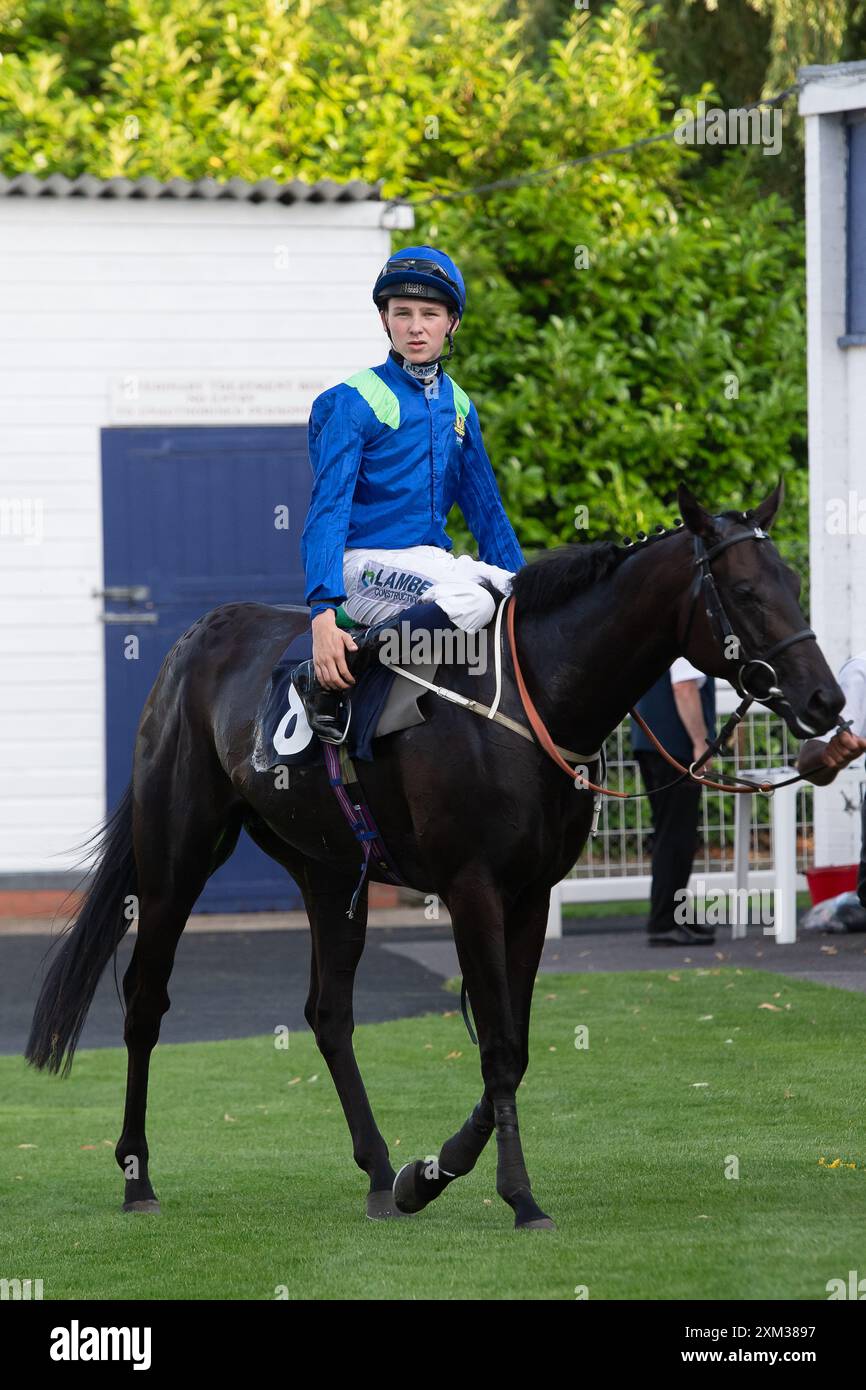 Windsor, Berkshire, Royaume-Uni. 22 juillet 2024. Horse Royal College monté par le jockey Billy Loughnane remporte une place dans le circuit pour le Download the Racing App 43 Now Maiden Stakes (Class 5) (Div II) (GBB Race) au Royal Windsor Racecourse à Windsor, Berkshire. Propriétaire Kingsley Park 37 - Or, entraîneur Charlie Johnston, Middleham, éleveur Sarl de Chambure Haras D'Etreham et al., commanditaire Johnston Racing Ltd Crédit : Maureen McLean/Alamy Banque D'Images