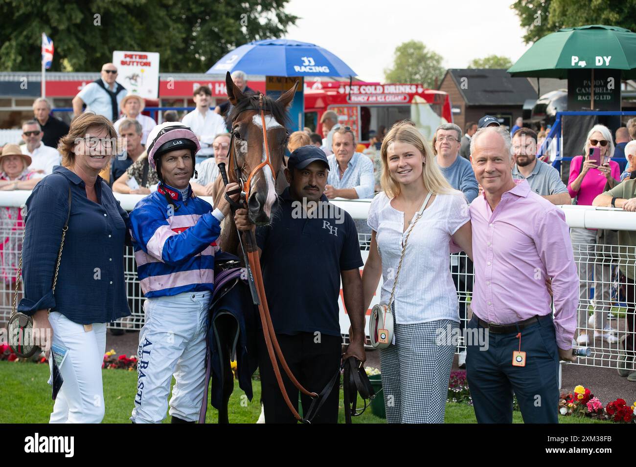 Windsor, Berkshire, Royaume-Uni. 22 juillet 2024. Horse Houstonn monté par le jockey Pat Dobbs remporte le Download the Racing App 43 Now Maiden Stakes (Class 5) (Div II) (GBB Race) au Royal Windsor Racecourse à Windsor, Berkshire. Propriétaire Mme Johnny de la Hey, entraîneur Richard Hannon, Marlborough, éleveur Sun Kingdom Pty Ltd, commanditaire Tote. Crédit : Maureen McLean/Alamy Banque D'Images