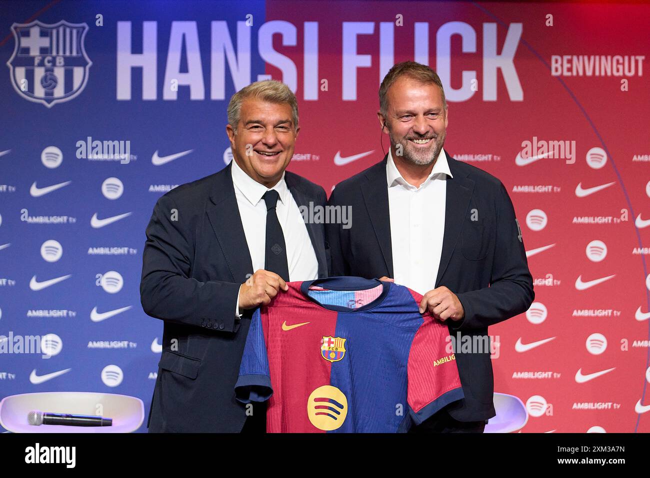 BARCELONE, ESPAGNE - JUILLET 25 : le nouvel entraîneur-chef du FC Barcelone Hansi Flick (R) et Joan Laporta, présidente du FC Barcelone, posent pour une photo lors d'une conférence de presse à Auditori 1899 le 25 juillet 2024 à Barcelone, Espagne. (Photo de QSP) Banque D'Images