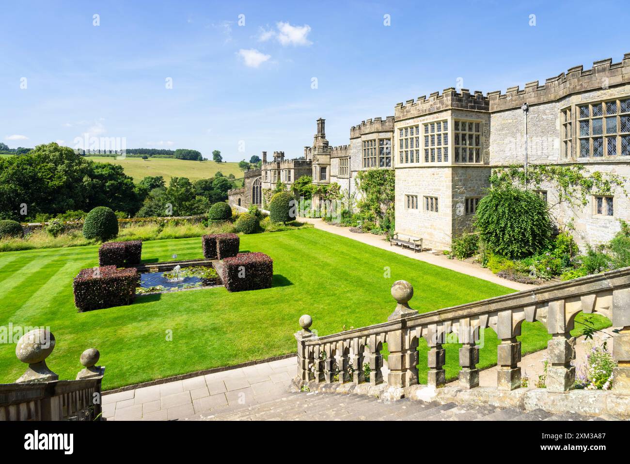 Haddon Hall Derbyshire - vue sur le jardin de la terrasse de la fontaine et les murs arrière crénelés de Haddon Hall Bakewell Derbyshire Angleterre UK GB Europe Banque D'Images